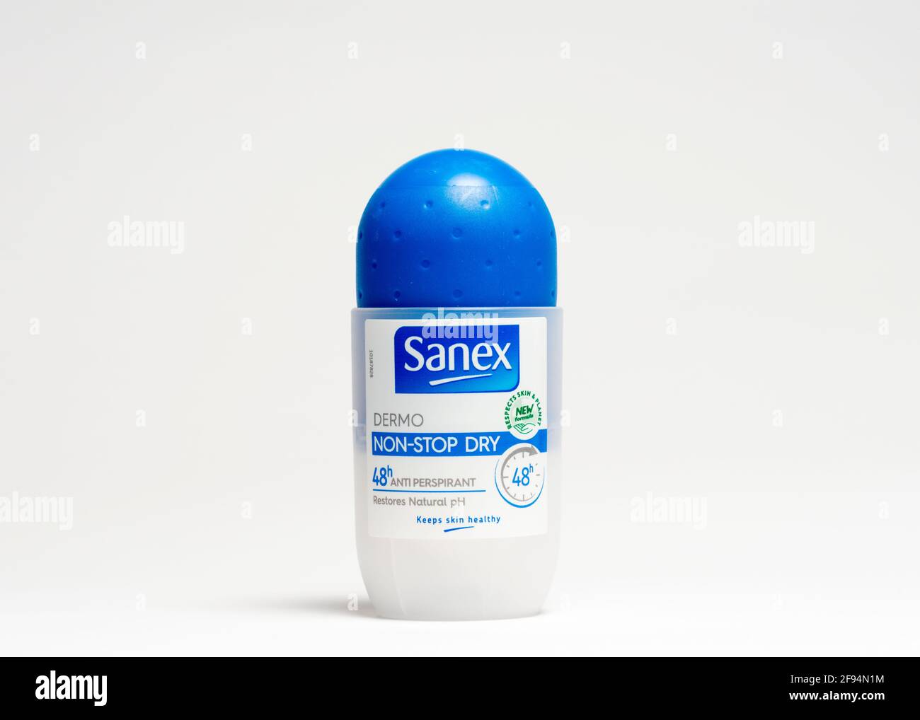Sanex Non Stop Dry Roll auf deo Dermo Antitranspirant Deodorant auf weiß Stockfoto