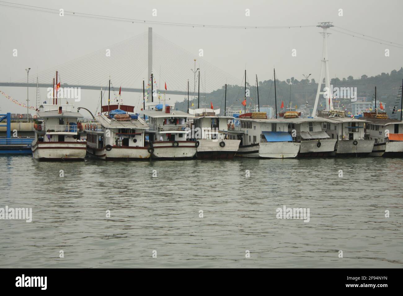 Fotos von Schiffen in Halong Bay, Vietnam aus verschiedenen Perspektiven, aufgenommen tagsüber bei nebligen Wetterbedingungen am 06/01/20. Stockfoto