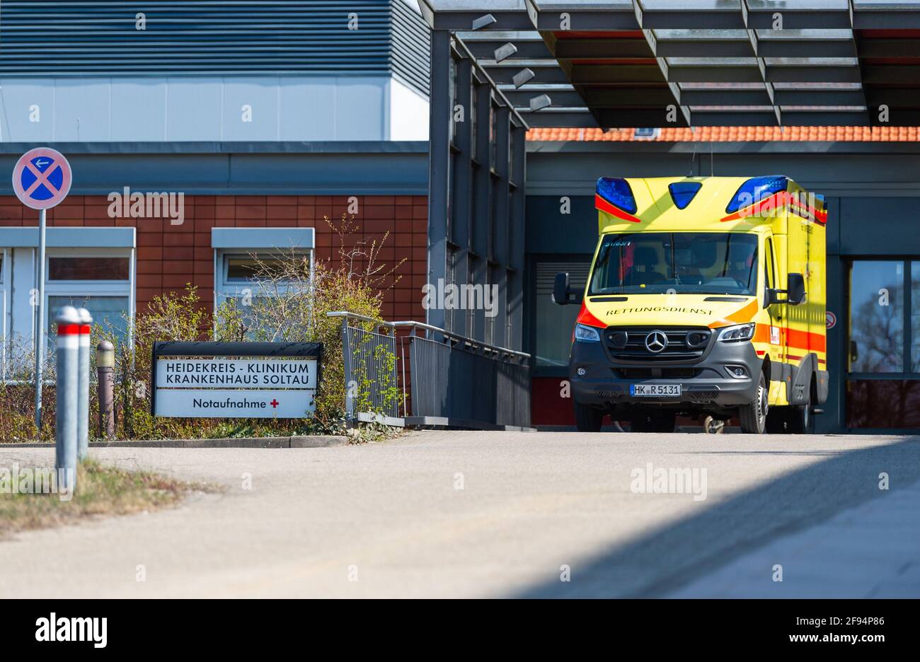 Soltau, Deutschland. April 2021. Ein Krankenwagen wird im Krankenhaus abgestellt. Es soll ein Referendum über den Bau eines neuen Krankenhauses im Heidekreis stattfinden. Quelle: Philipp Schulze/dpa/Alamy Live News Stockfoto