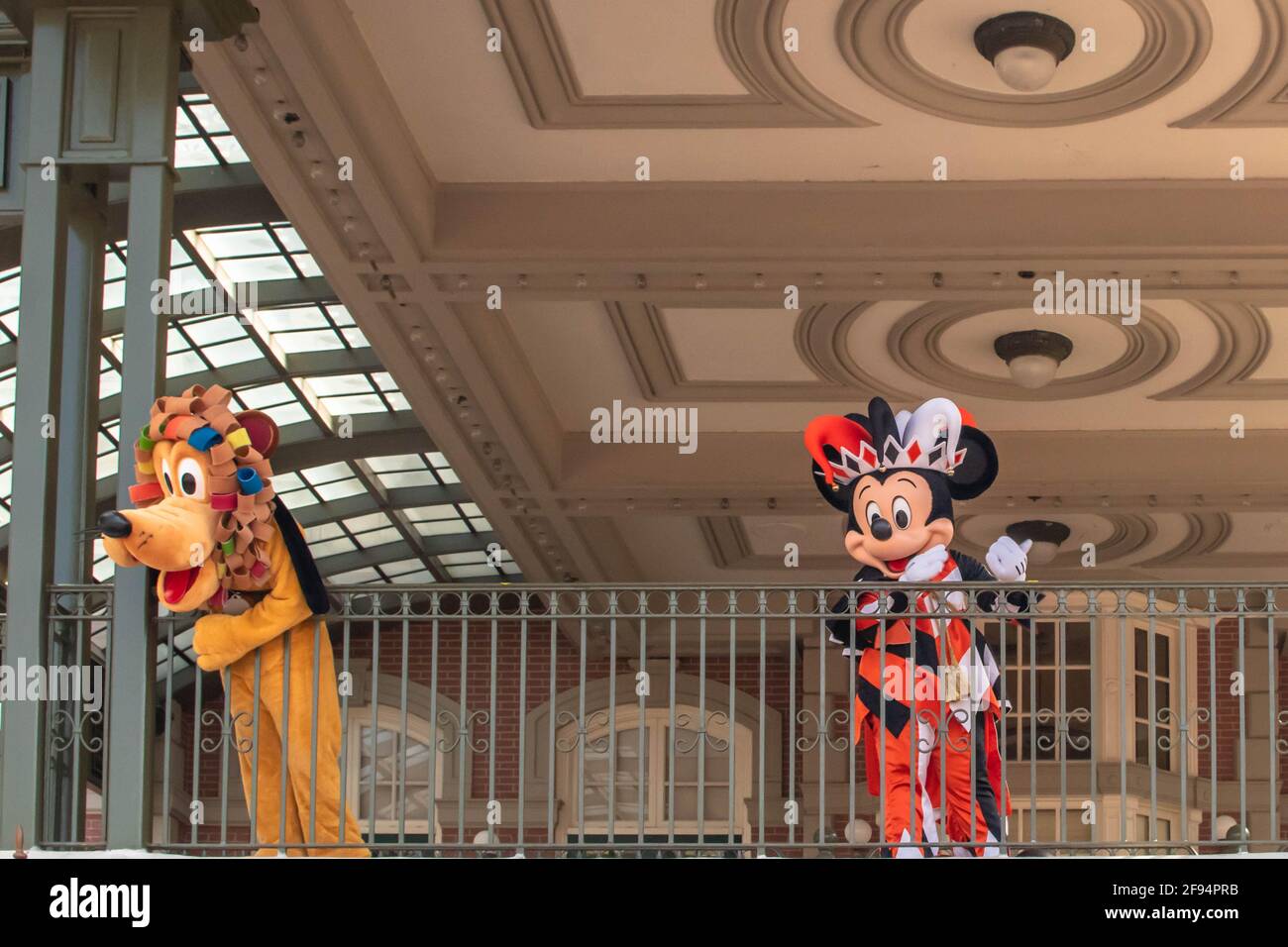 Orlando, Florida. 02. September 2020. Plut und Mickey Mouse winken vom Balkon der Walt Disney World Railroad i Stockfoto