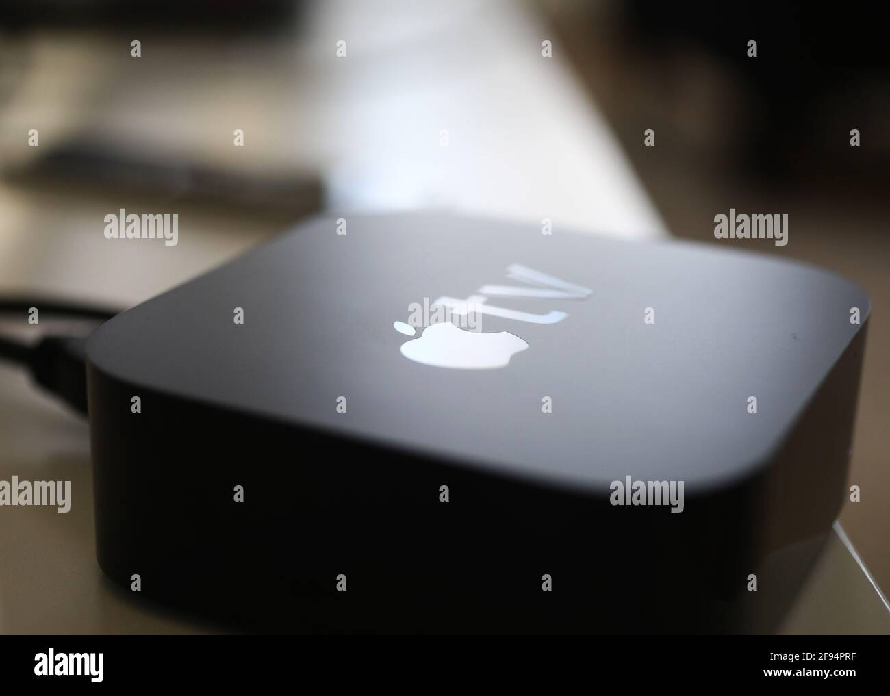 Apple TV ist ein digitaler Media Player und eine Mikrokonsole, die von Apple Inc. Entwickelt und verkauft wird Stockfoto