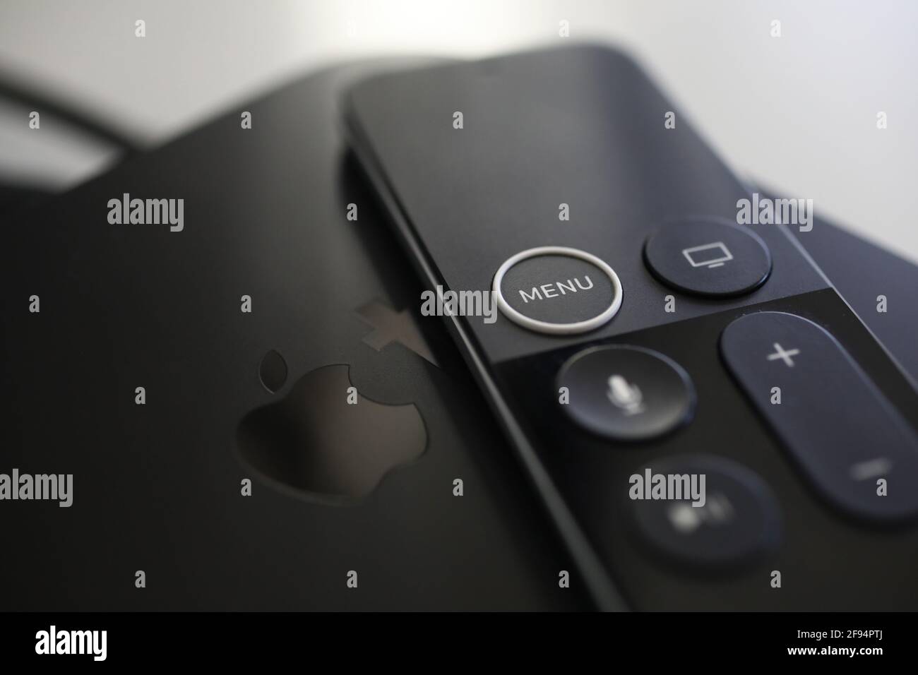 Apple TV ist ein digitaler Media Player und eine Mikrokonsole, die von Apple Inc. Entwickelt und verkauft wird Stockfoto