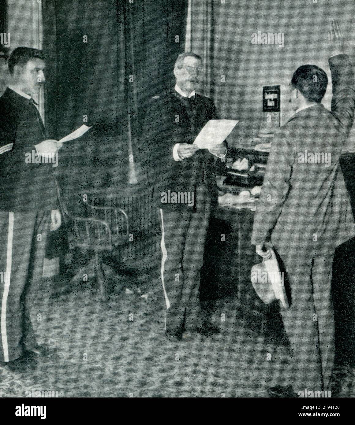 Dieses Foto aus dem Jahr 1903 zeigt einen Rekrutierungsbeamten der Armee, der Eid ablegt. Stockfoto