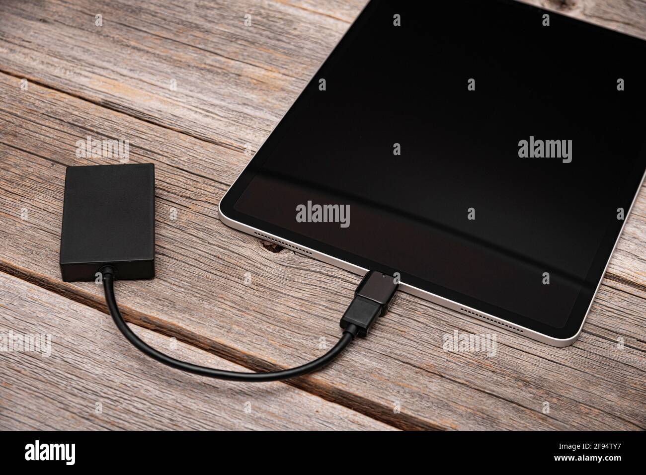 Eine Speicherkarte oder eine externe Festplatte ist mit dem Tablet PC  verbunden Stockfotografie - Alamy