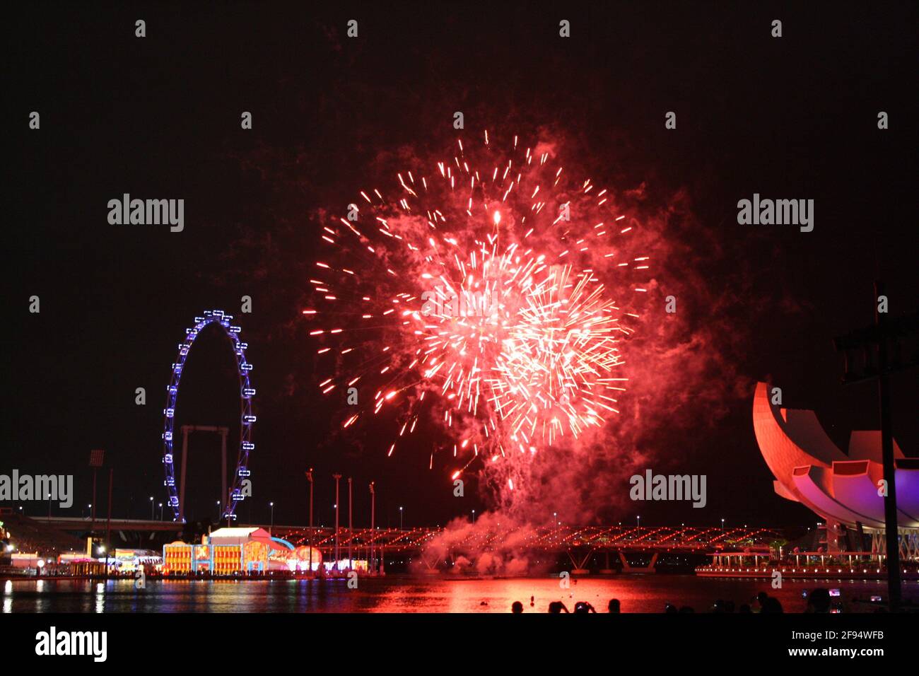 Fotos, die das Feuerwerk beim Hongbao River Festival 2020 in Singapur zeigen. Aufgenommen in der Nacht im Marina Bay Sands am 011/01/20. Stockfoto