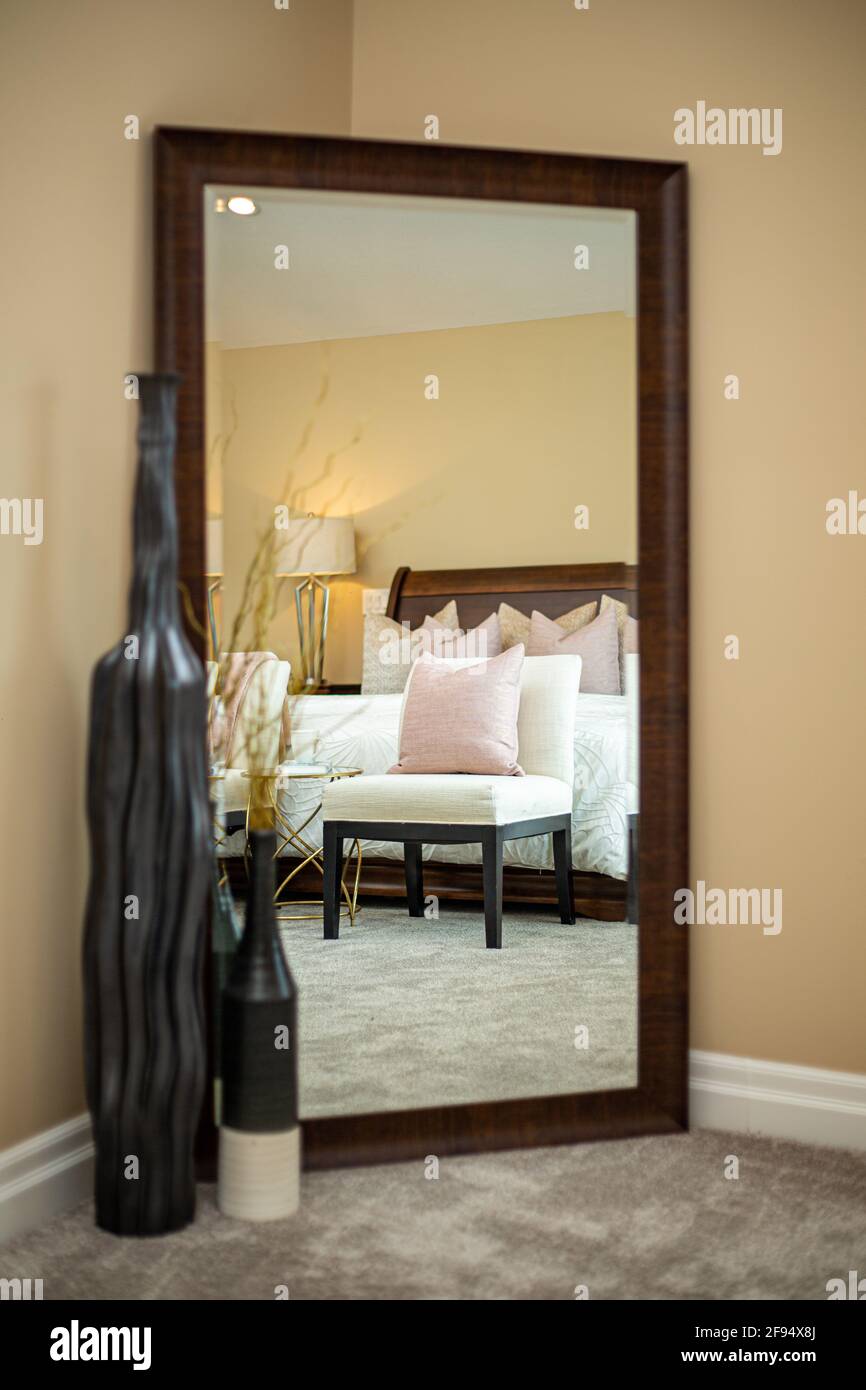 Schöner großer Spiegel im Schlafzimmer Stockfotografie - Alamy