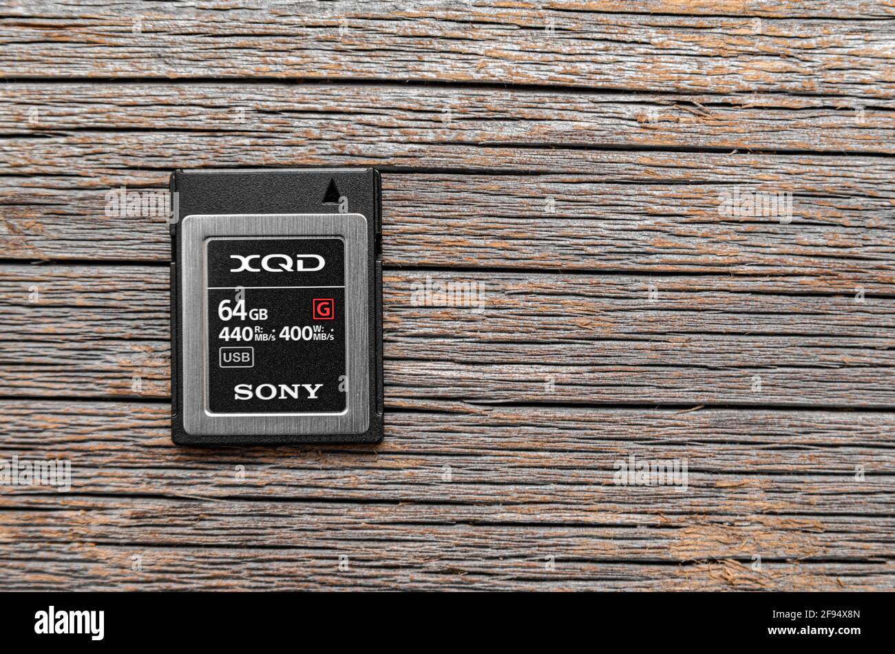 Sony XQD-Speicherkarte auf einem Holzhintergrund. Stockfoto