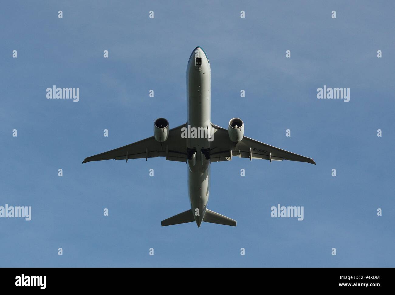 Düsseldorf, 28. Dezember 2015: Die Boeing B777-300ER von Cathay Pacific (Hongkong) nimmt am Düsseldorfer Flughafen ab Stockfoto