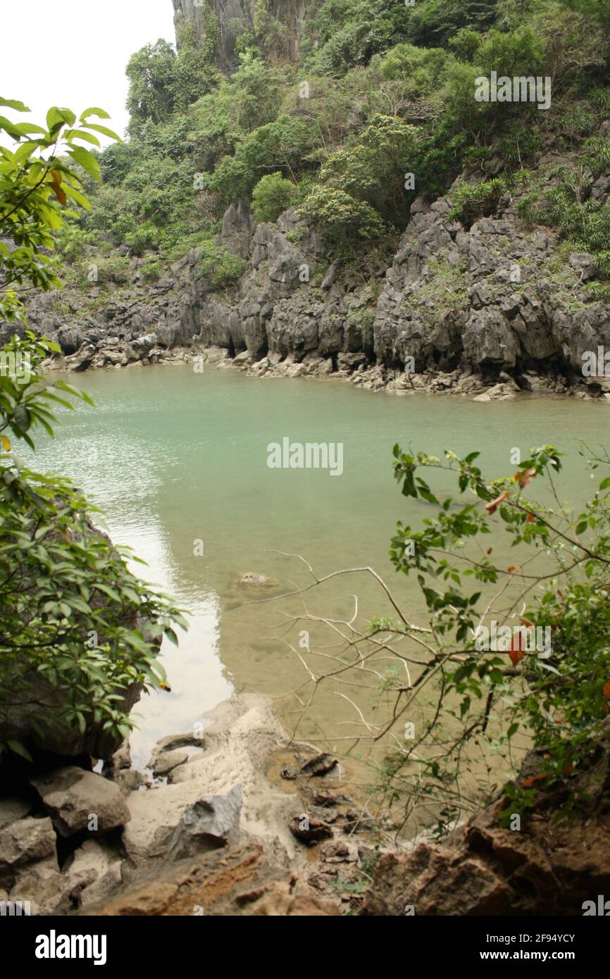 Fotos eines eingezäunten Strandes, der durch eine Inselhöhle in Halong Bay, Vietnam, erreicht wurde. Der Höhleneingang & Strand. Aufgenommen tagsüber am 07/01/20. Stockfoto