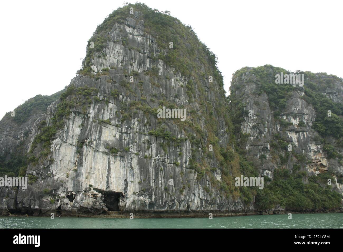 Fotos von Halong Bay's Inseln, Formationen und dem Verkehr auf dem Wasser. Panoramen sowie Wichten. Aufgenommen tagsüber in Vietnam am 07/01/20. Stockfoto