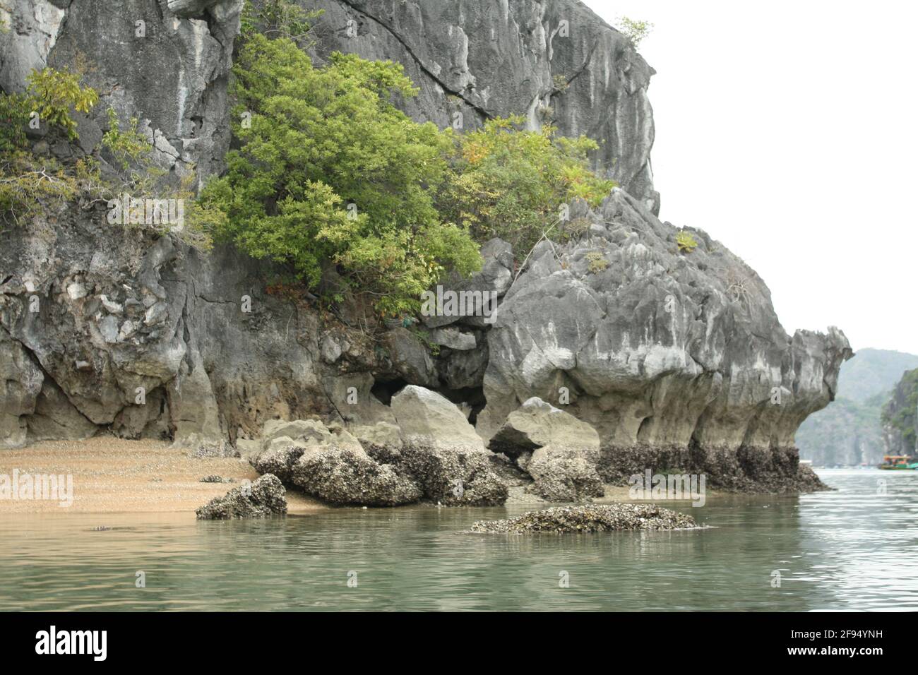 Fotos von Halong Bay's Inseln, Formationen und dem Verkehr auf dem Wasser. Panoramen sowie Wichten. Aufgenommen tagsüber in Vietnam am 07/01/20. Stockfoto