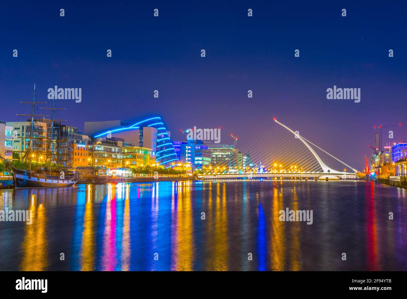 Nachtansicht des Convention Center Dublin und der Samuel Beckett Bridge, Irland Stockfoto