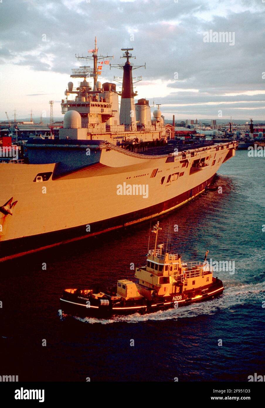 AJAXNETPHOTO. 90ER JAHRE. PORTSMOUTH, ENGLAND - DER FLUGZEUGTRÄGER HMS INVINCIBLE VERTÄUTE AM MARINESTÜTZPUNKT PORTSMOUTH, GESEHEN BEI SONNENUNTERGANG. FOTO: JONATHAN EASTLAND/AJAX REF:0055 50 Stockfoto