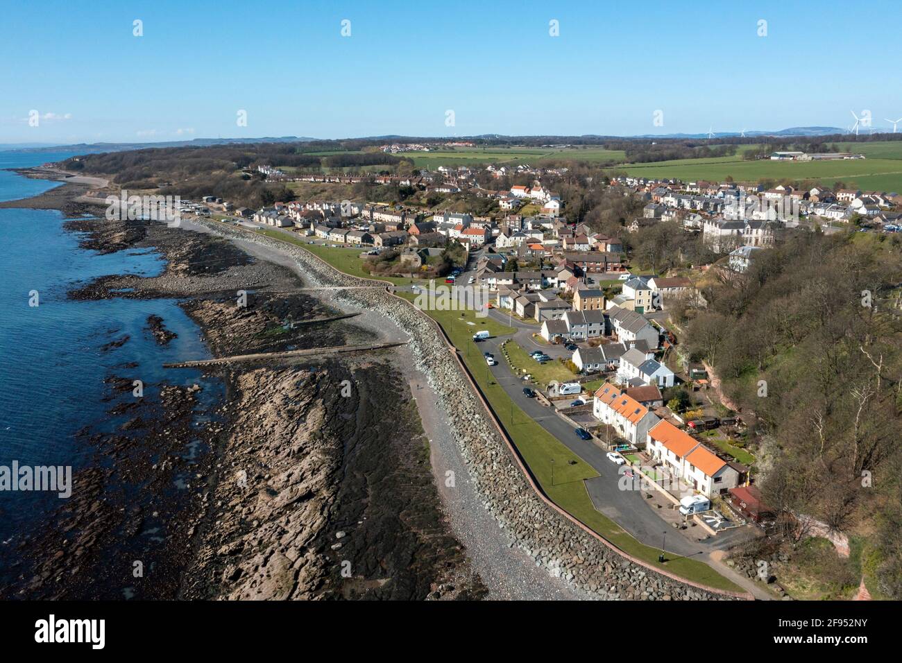 Luftaufnahme von East Wemyss, einer ehemaligen Bergbaustadt an der fife Küste, Schottland, Vereinigtes Königreich. Stockfoto