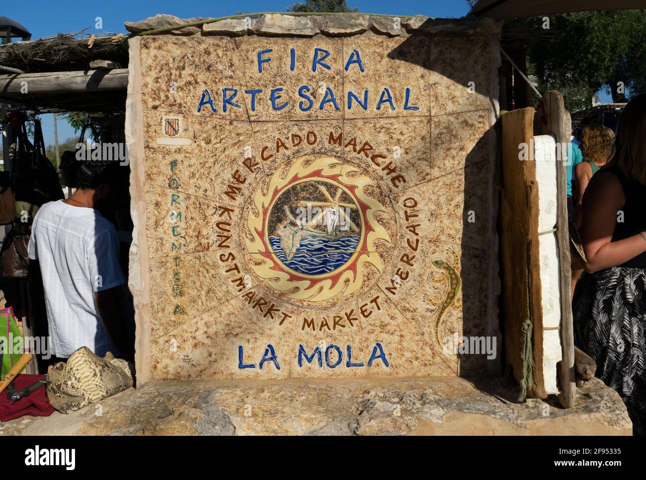 Das Steinzeichen und Symbol des Hippiemarktes in Pilar de Mola auf der Insel Formentera in Spanien. Text „ Craft Market la Mola“. Stockfoto