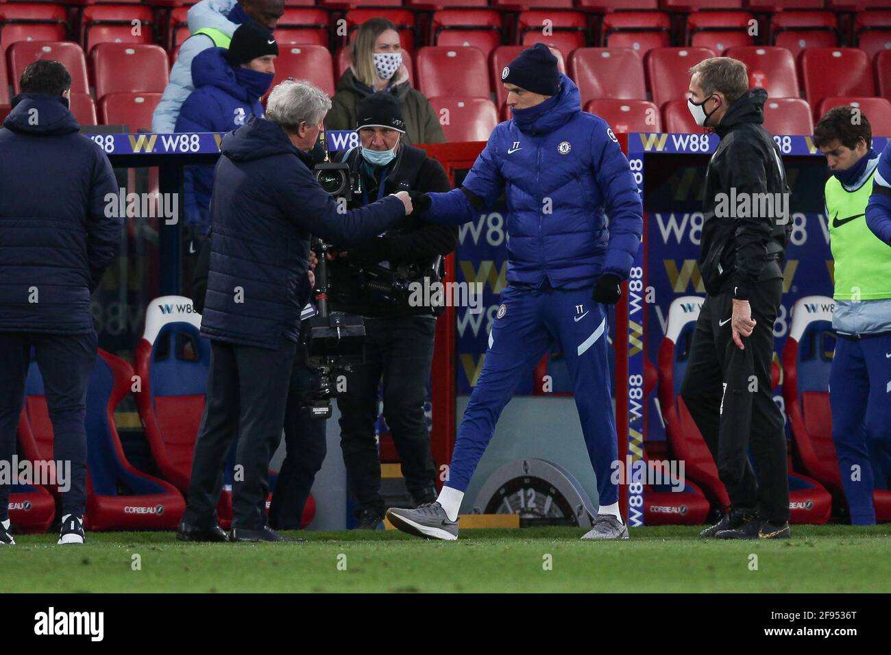 London, Großbritannien. April 2021. Crystal Palace Manager Roy Hodgson und Chelsea Manager Thomas Tuchel haben am Ende des Spiels während des Premier League-Spiels zwischen Crystal Palace und Chelsea am 10. April 2021 im Selhurst Park, London, England, die Faust gepumpt. Foto von Ken Sparks. Nur zur redaktionellen Verwendung, Lizenz für kommerzielle Nutzung erforderlich. Keine Verwendung bei Wetten, Spielen oder Veröffentlichungen einzelner Clubs/Vereine/Spieler. Kredit: UK Sports Pics Ltd/Alamy Live Nachrichten Stockfoto