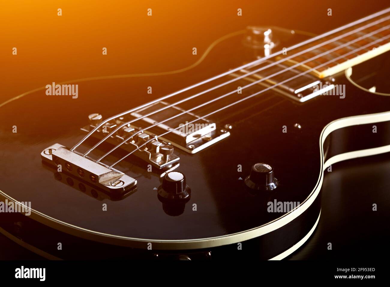 Schwarze E-Gitarre verklumpt. Stockfoto