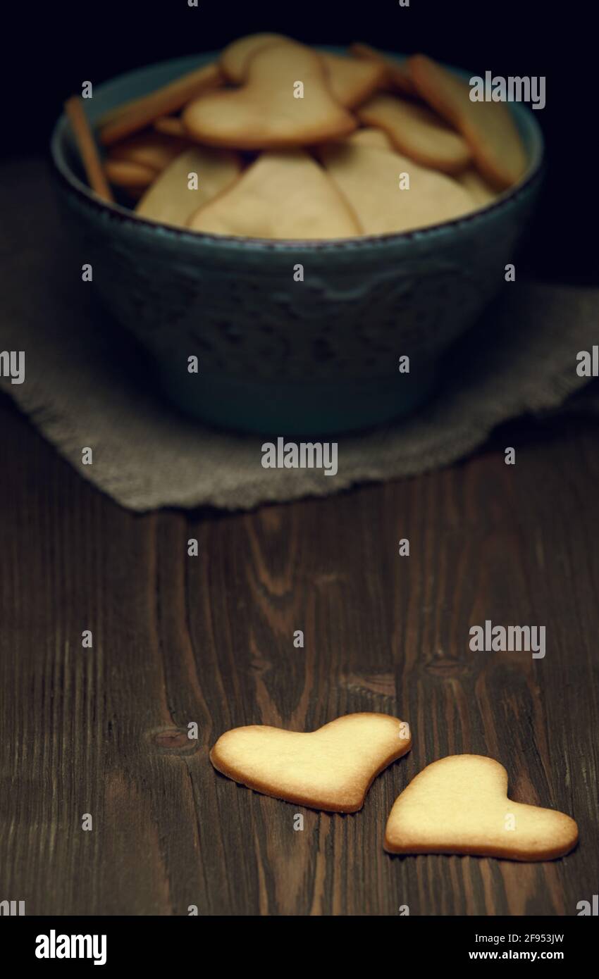 Cookies auf Holzhintergrund. Herzförmige Kekse zum valentinstag. Stockfoto