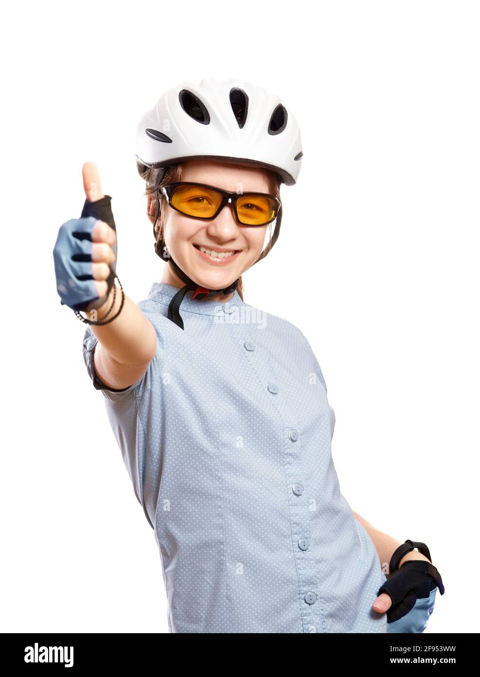 Junges Mädchen in weißem Fahrradhelm zeigt Geste OK, isoliert auf Weiß. Stockfoto