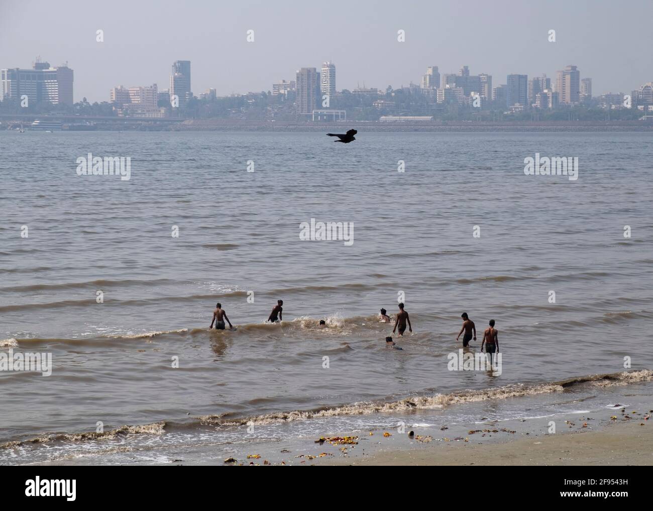 Gruppe von Jungen, die im verschmutzten Wasser des Strandes von Mahim Bay in Mumbai, Maharashtra, Indien, Asien schwimmen. Stockfoto