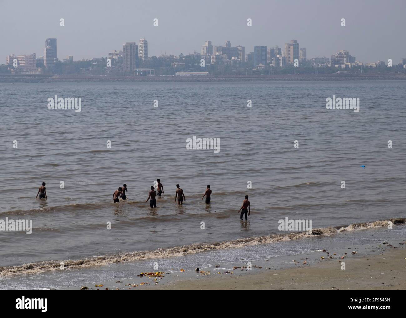 Gruppe von Jungen, die im verschmutzten Wasser des Strandes von Mahim Bay in Mumbai, Maharashtra, Indien, Asien schwimmen. Stockfoto