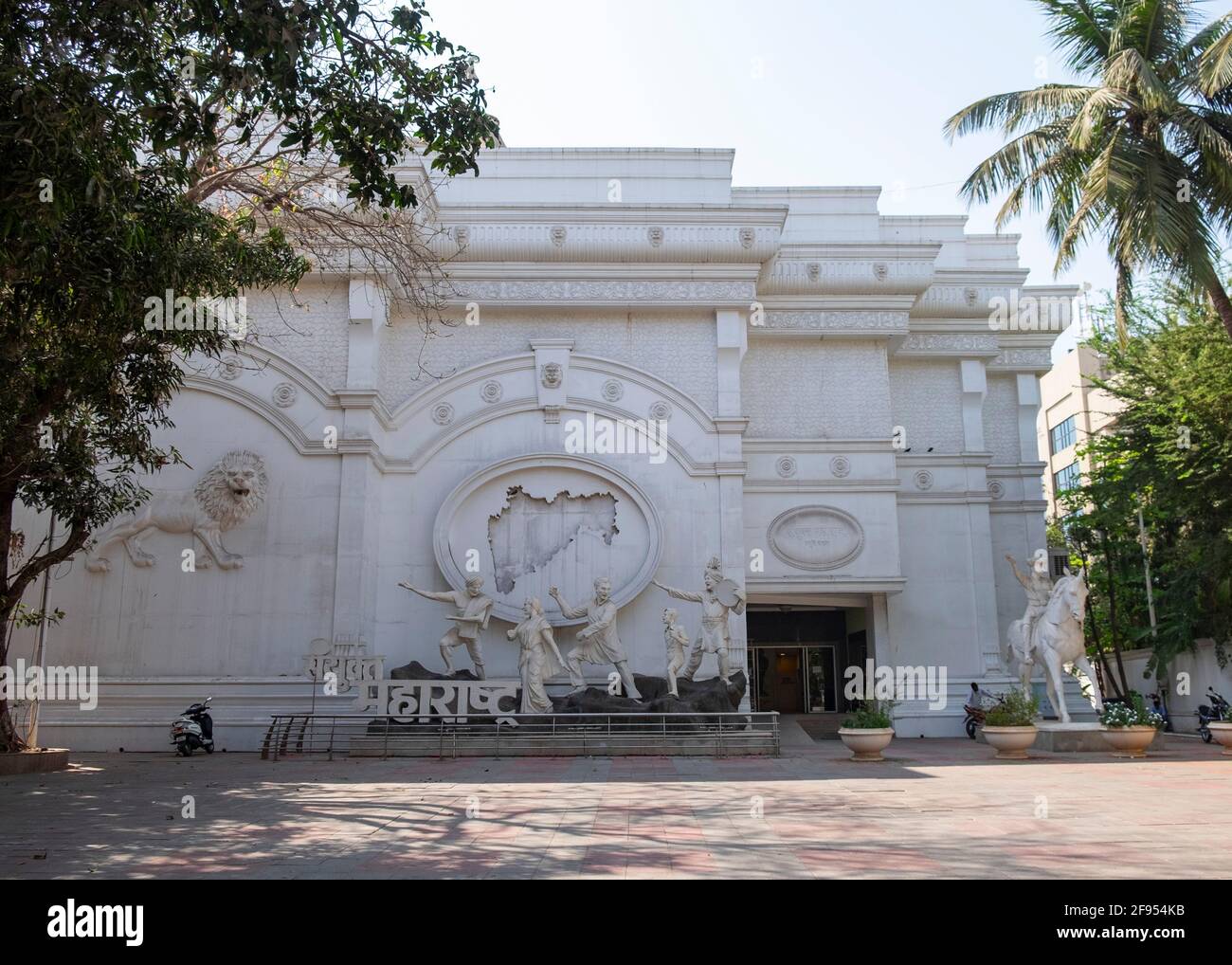 Eingang zum Samyukta Maharashtra Smruti Dalan Gedenkgebäude in Mumbai, Dadar-West, Maharashtra, Indien, Asien. Stockfoto
