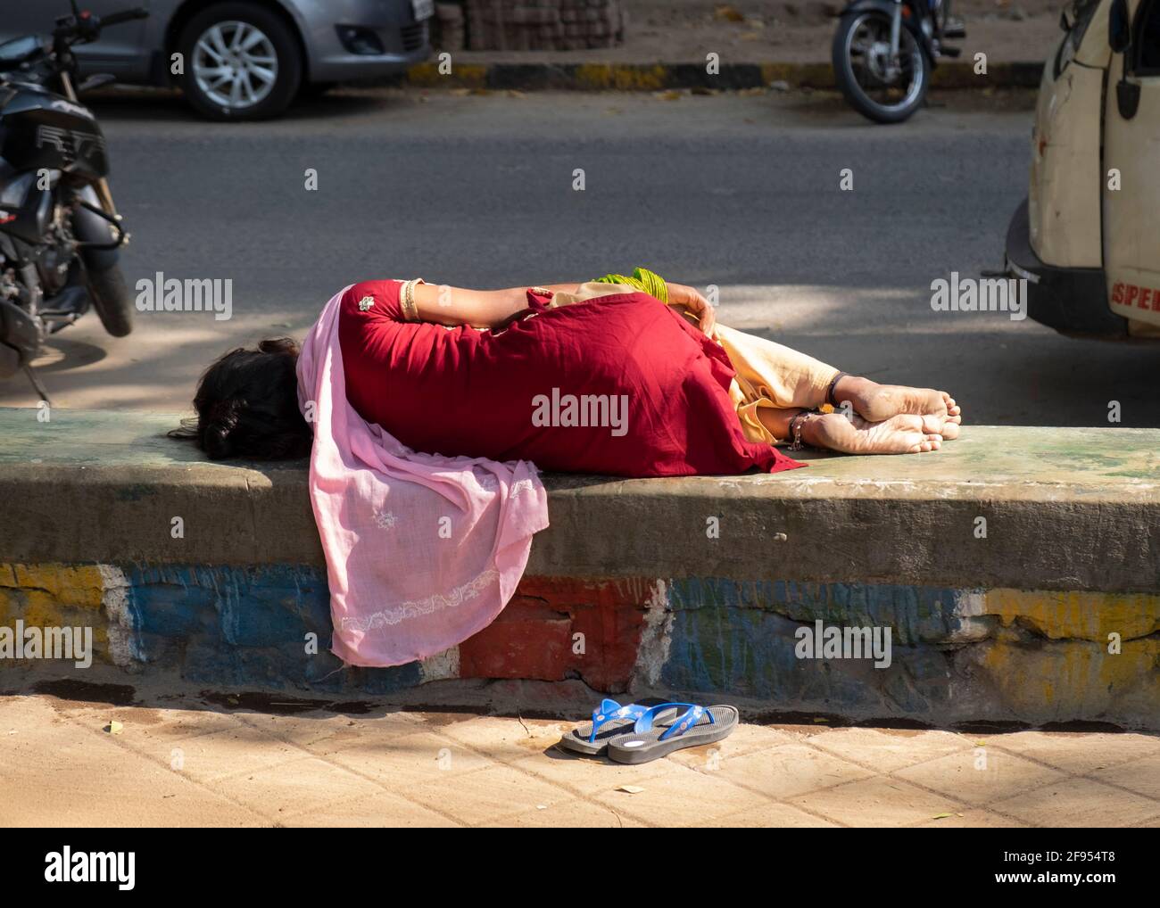 Frau, die auf einer Bank in Mumbai-Dadar, Maharashtra, Indien, Asien schläft. Stockfoto