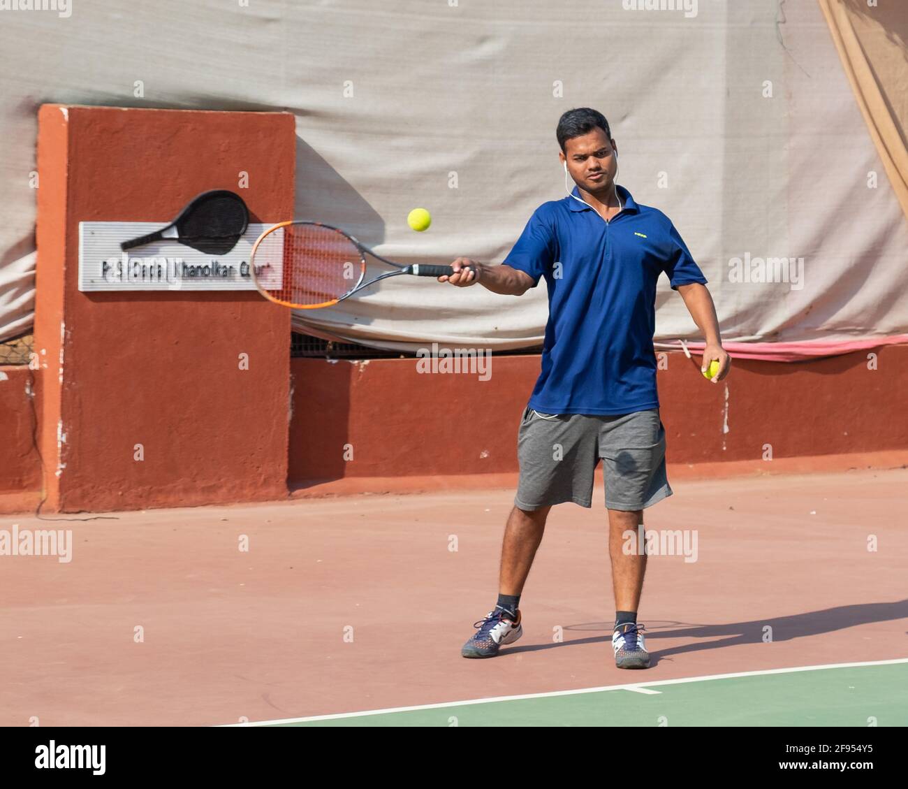 Tenniscoach in Aktion bei der SPG (Shivaji Park Gymkhana) Tennis Academy in Mumbai, Maharashtra, Indien. Stockfoto