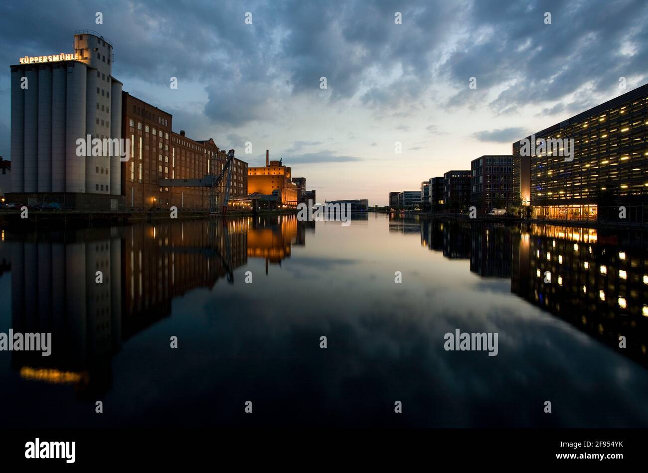 DEU, Deutschland, Ruhrgebiet, Duisburg 06.06.2006: Museum Küppersmühle und andere Hafengebäude im Duisburger Innenhafen an einem windstillen Abend. [( Stockfoto