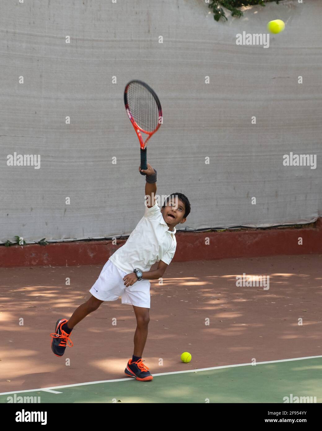 Kleine Kinder, die Tennisunterricht mit einem Trainer an der SPG (Shivaji Park Gymkhana) Tennis Academy in Mumbai, Maharashtra, Indien, haben. Stockfoto