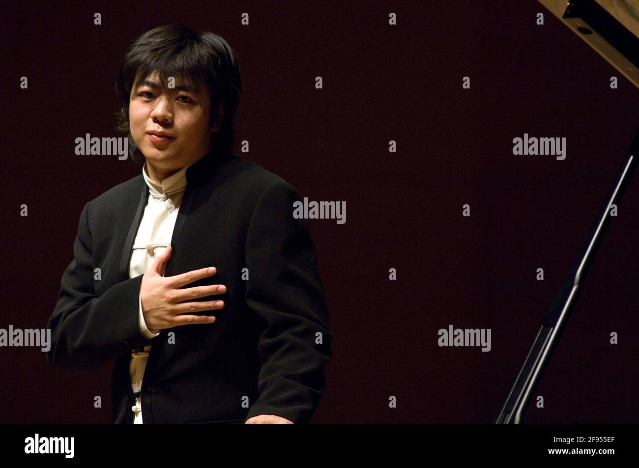 DEU, Deutschland, Ruhrgebiet, Essen, 10.02.2006: Der Pianist lang nimmt die Ovationen des Publikums gegen bei seinem Konzert in der Philharmon Stockfoto