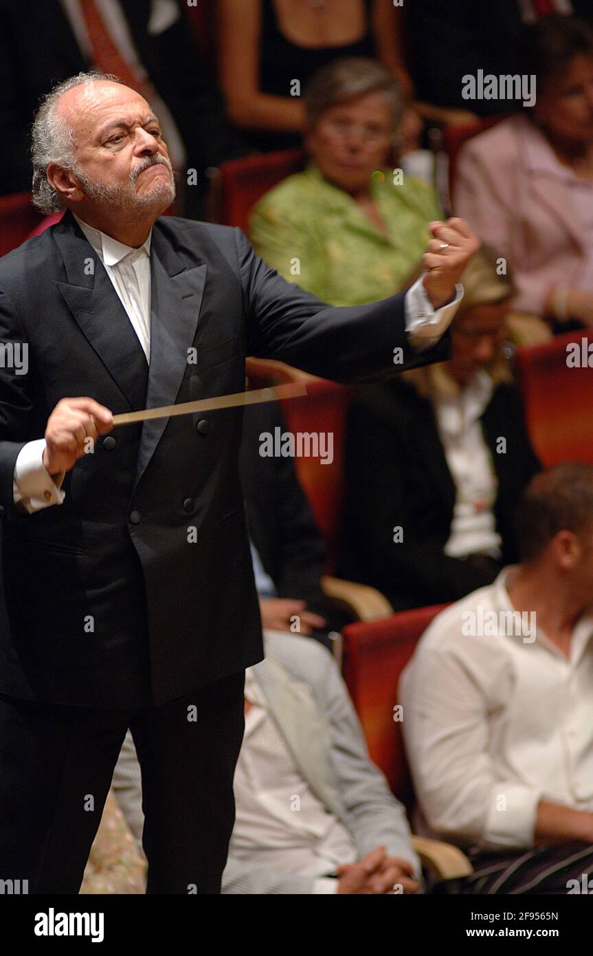 DEU, Deutschland, Ruhrgebiet, Essen, 07.09.2005: Lorin Maazel bei seinem Konzert mit dem New York Philharmonic in der Essener Philharmonie. [(c) Micha Stockfoto