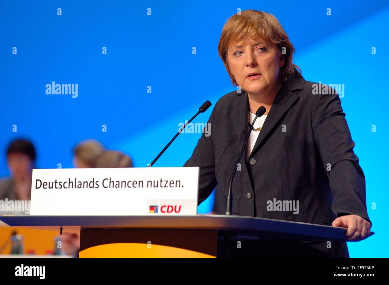 DEU, Deutschland, Düsseldorf, 06.12.2004: Angela Merkel, Bundesvorsitzende der CDU am Rednerpult zu Beginn des Bundestags der CDU 2004 in Düssel Stockfoto