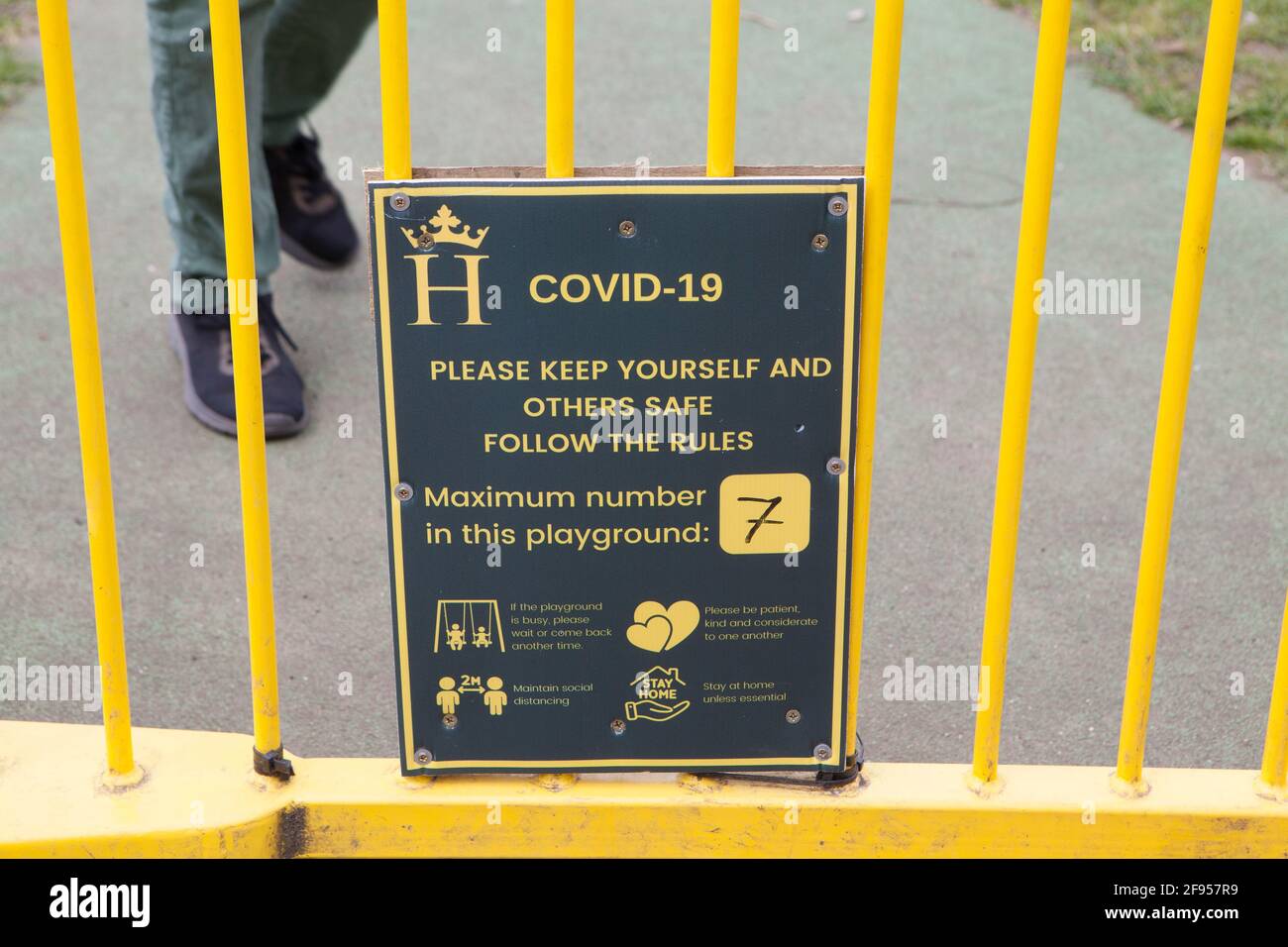 Ein Schild am Eingang zu einem Spielplatz in Henley-on-Thames warnt davor, dass nur 7 Kinder ihn auf einmal nutzen können und die sozialen Distanzierungen und Hygienevorschriften einhalten müssen. Anna Watson/Alamy Stockfoto