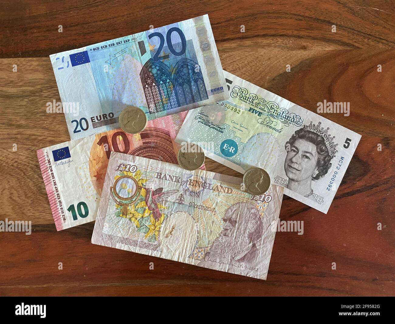 Pfund-Noten der Bank of England, Großbritannien. Geldscheine und Münzen Stockfoto