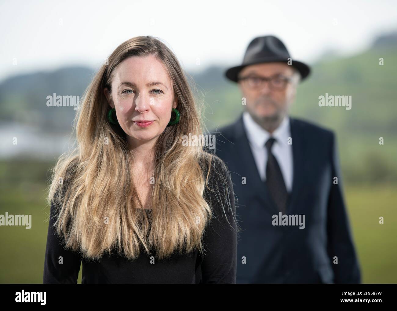 Dumfries, Schottland, Großbritannien. 16. April 2021. IM BILD: (Links) Charlotte Morley, leitende Kandidatin für die Region Lothian, (rechts), George Galloway, leitende Kandidatin All for Unity Party. George Galloway kommentiert Nicola Sturgeons Einführung des Wahlmanifeste mit den Worten: „Es braucht eine besondere Art von Messinghals, einen Nicola Sturgeon-Hals, den man vielleicht so nennen könnte, um Versprechungen von Werbegeschenke zu duschen, Nur möglich, weil Schottland ein Teil der Union ist und eine massive Subvention erhält, die größer ist als jeder andere Teil des Vereinigten Königreichs, vom Finanzministerium in London, um für Werbegeschenke, für Stimmen zu zahlen, die zum Aufbrechen verwendet werden Stockfoto