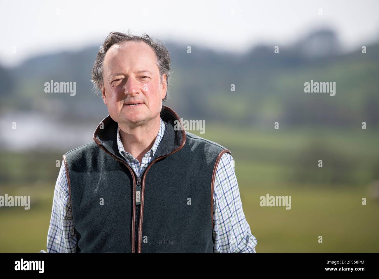 Dumfries, Schottland, Großbritannien. 16. April 2021. IM BILD: (Links) Parteiführer, Jamie Blackett, Landwirt und ehemaliger Armeemajor. George Galloway kommentiert Nicola Sturgeons Einführung des Wahlmanifeste mit den Worten: „Es braucht eine besondere Art von Messinghals, einen Nicola Sturgeon-Hals, den man vielleicht so nennen könnte, um Versprechungen von Werbegeschenke zu duschen, Nur möglich gemacht, dass Schottland ein Teil der Union ist und eine massive Subvention erhält, die größer ist als jeder andere Teil des Vereinigten Königreichs, vom Finanzministerium in London, um für Werbegeschenke, für Stimmen, die zur Trennung der Union verwendet werden, zu zahlen, Das zahlte für die Werbegeschenke in der ersten pla Stockfoto