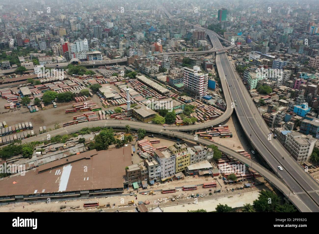 Dhaka, Bangladesch - 15. April 2021: Draufsicht auf die Gebiete Sayedabad und Jatrabari in Dhaka in Bangladesch am 15. April 2021. Stockfoto