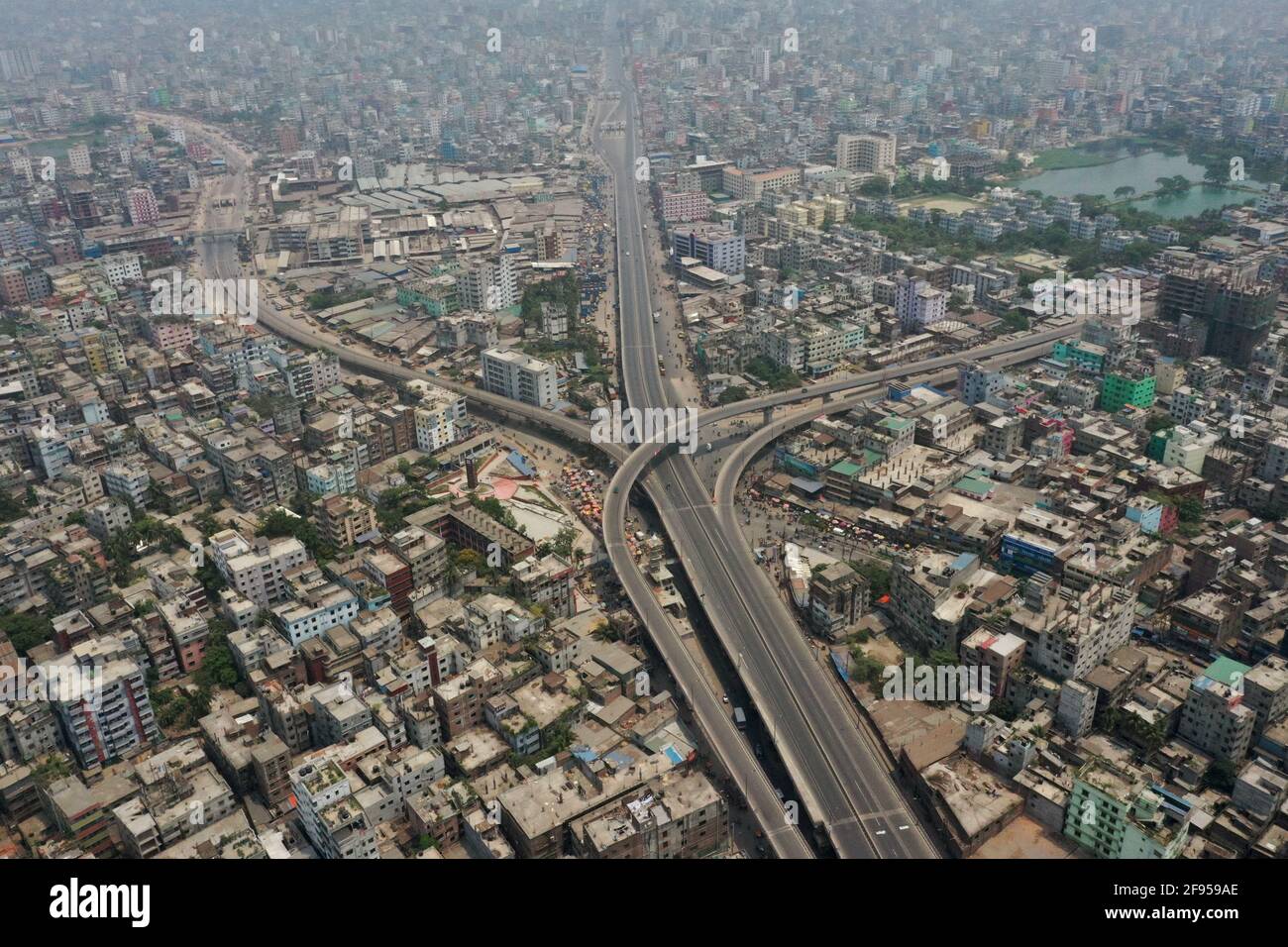 Dhaka, Bangladesch - 15. April 2021: Draufsicht auf die Gebiete Sayedabad und Jatrabari in Dhaka in Bangladesch am 15. April 2021. Stockfoto