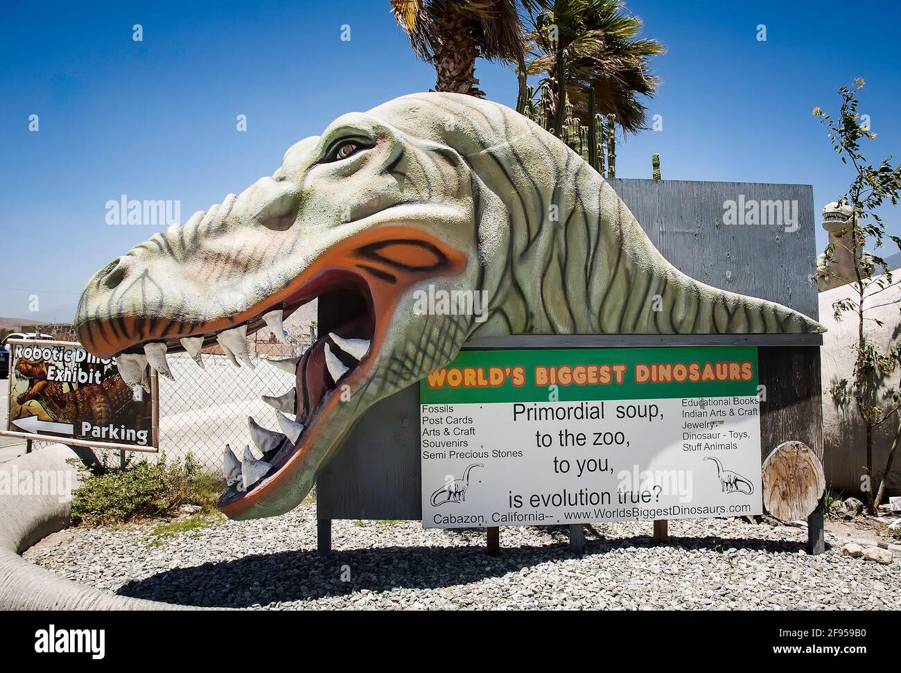 Cabazon, CA, USA: 18. Juni 2010: Zeichen für das kreationistische Museum im Cabazon Dinosaurs in Cabazon, Kalifornien. Stockfoto
