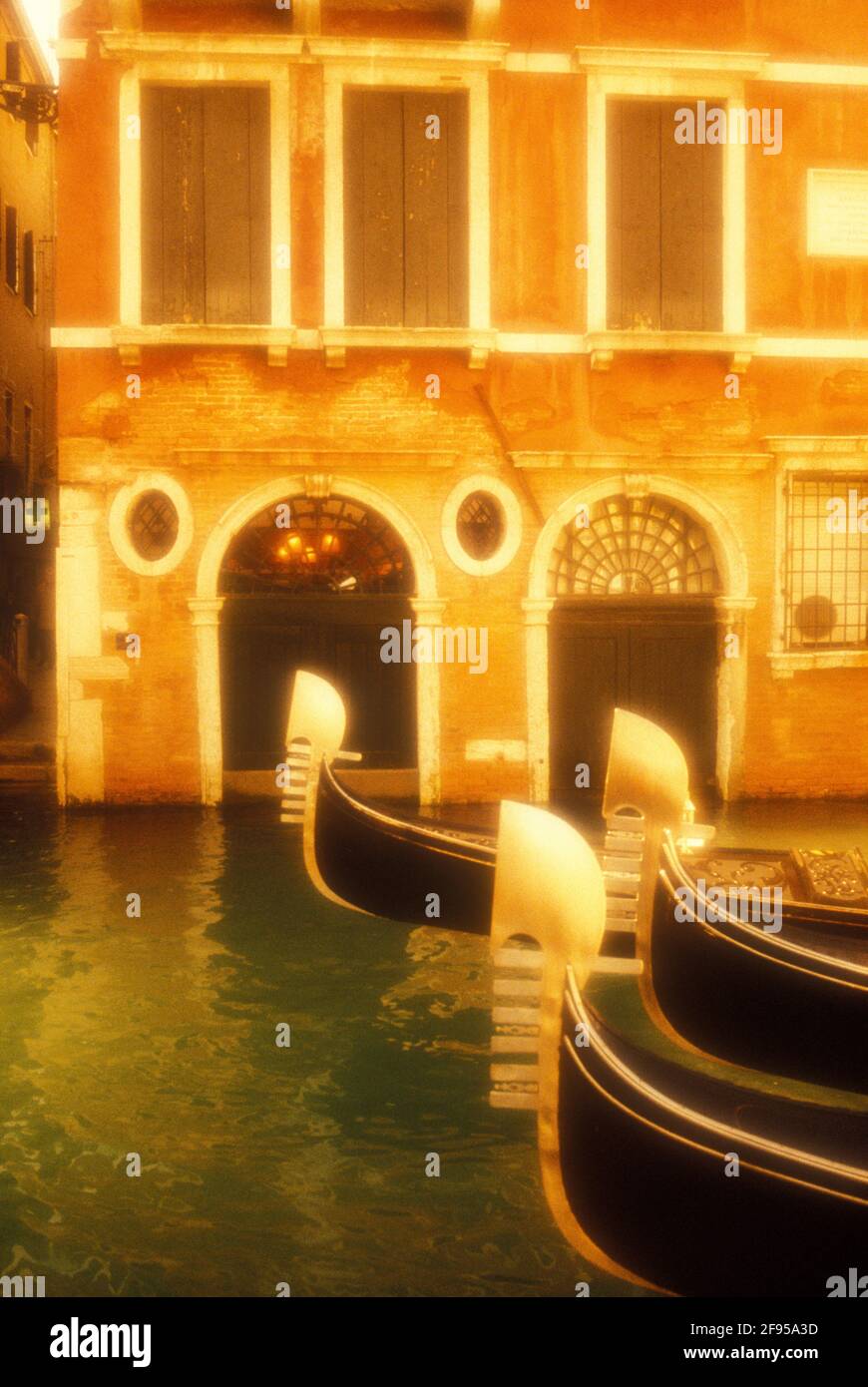 Italien, Venedig, Gondeln auf einem Kanal sind warme, körnige Töne Stockfoto