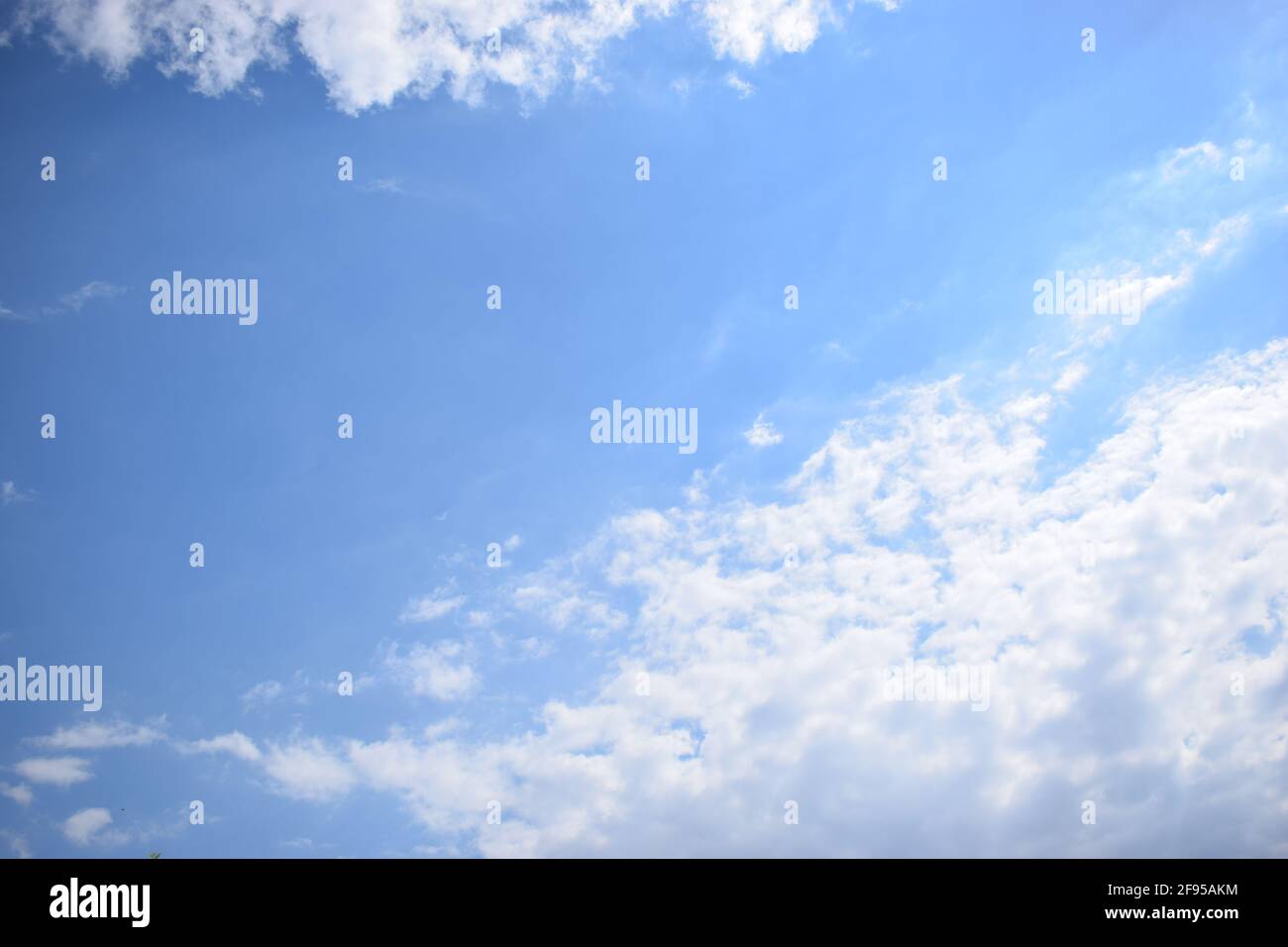 Schönen blauen Himmel mit Wolken Hintergrund. Himmel mit Wolken Wetter Natur Wolken und blauer Himmel mit Sonne. Antenne Himmel und Wolken Hintergrund. Stockfoto