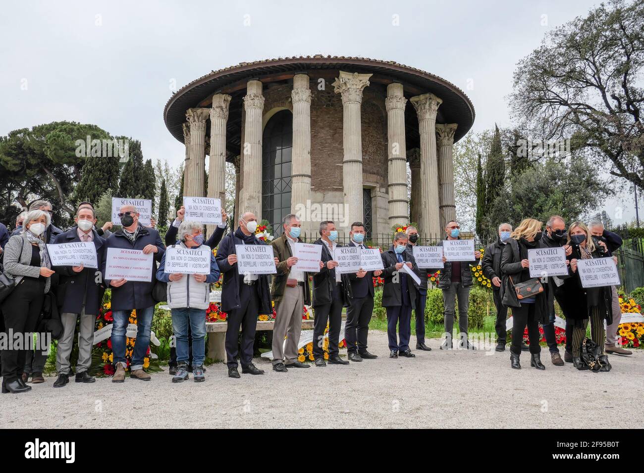 Rom, Italien. April 2021. Rom, Protest der Arbeiter im Beerdigungssektor aufgrund der langen Reihen für Krematationen. Sie prangern die Bedingungen der Friedhofs in der Hauptstadt und die Notwendigkeit von Lösungen an, um den Familien der Verstorbenen Dienstleistungen zu bieten. Kredit: Unabhängige Fotoagentur/Alamy Live Nachrichten Stockfoto