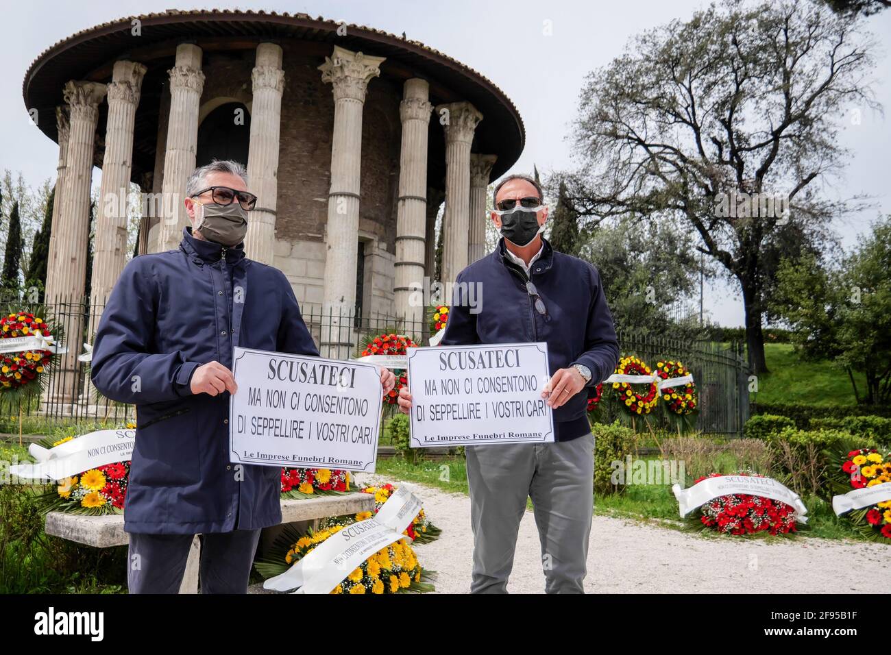 Rom, Italien. April 2021. Rom, Protest der Arbeiter im Beerdigungssektor aufgrund der langen Reihen für Krematationen. Sie prangern die Bedingungen der Friedhofs in der Hauptstadt und die Notwendigkeit von Lösungen an, um den Familien der Verstorbenen Dienstleistungen zu bieten. Kredit: Unabhängige Fotoagentur/Alamy Live Nachrichten Stockfoto