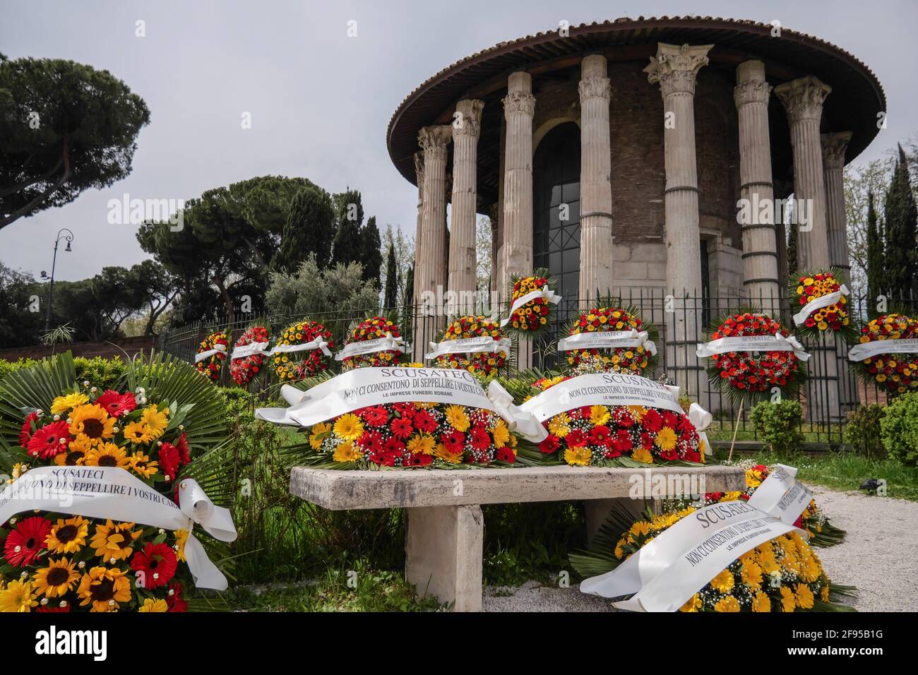 Rom, Italien. April 2021. Rom, Protest der Arbeiter im Beerdigungssektor aufgrund der langen Reihen für Krematationen. Sie prangern die Bedingungen der Friedhofs in der Hauptstadt und die Notwendigkeit von Lösungen an, um den Familien der Verstorbenen Dienstleistungen zu bieten. Kredit: Unabhängige Fotoagentur/Alamy Live Nachrichten Stockfoto