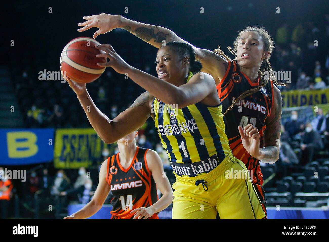 ISTANBUL, Türkei. 16. April 2021: Istanbul, Türkei. April 2021. ISTANBUL, TÜRKEI - 16. APRIL: Kia Vaughn von Fenerbahce Oznur Kablo, Brittney Griner von UMMC Ekaterinburg während des Euroleague Women Final Four Match zwischen Fenerbahce Oznur Kablo und UMMC Ekaterinburg in der Volkswagen Arena am 16. April 2021 in Istanbul, Türkei (Foto von /Orange Picics) Credit: Orange Pics BV/Alamy Live News Stockfoto