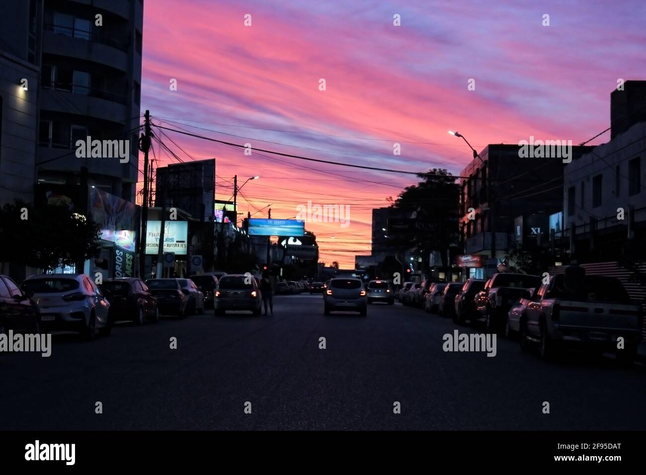 Blick auf die City Street bei Sonnenuntergang. Puerto Madryn, Chubut Patagonia Argentinien Stockfoto