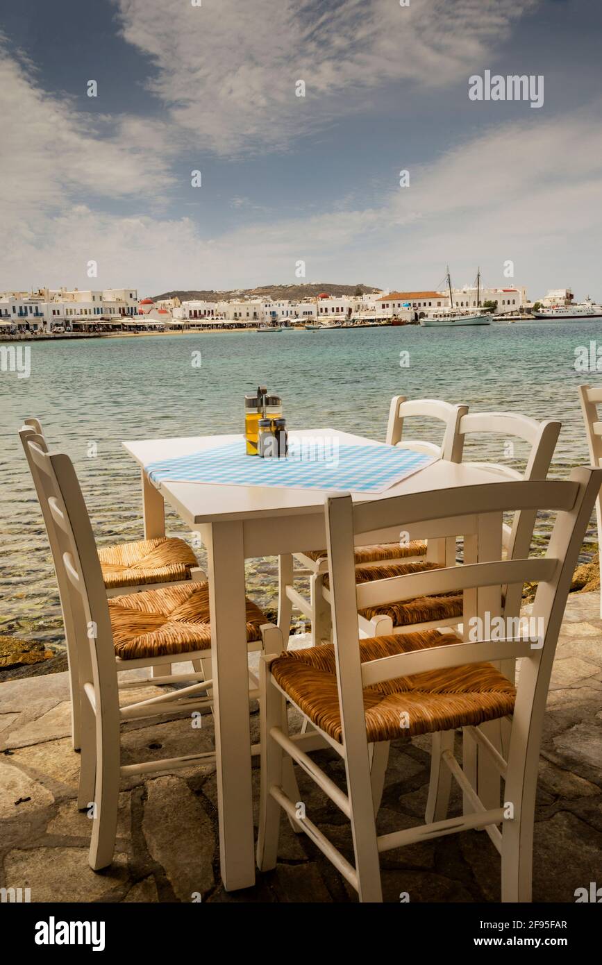 Steinterrasse am Meer auf der griechischen Insel Mykonos. Stockfoto