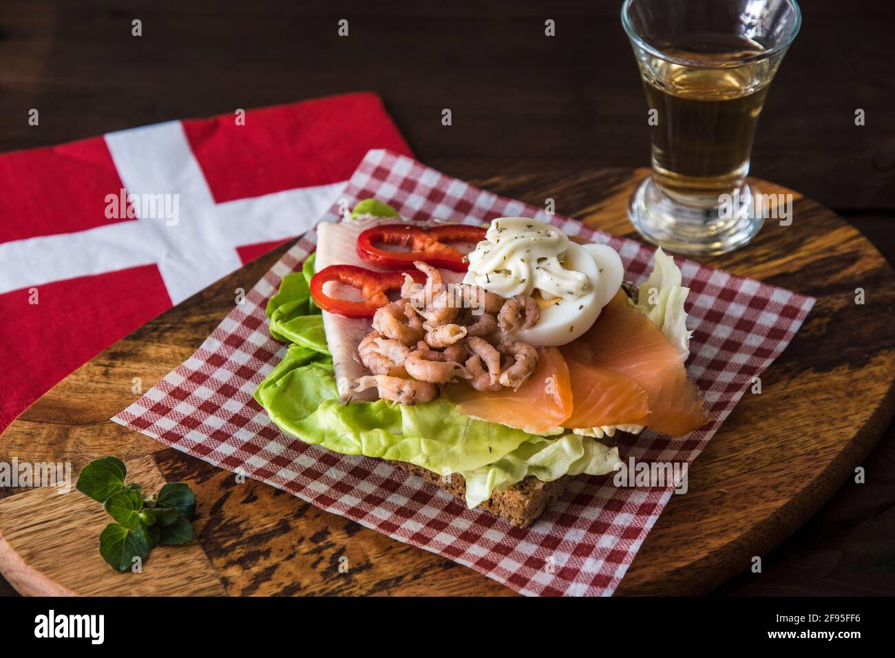 Dänisches Sandwich mit Lachs, kipper und Krabben, die auf einer rot ...