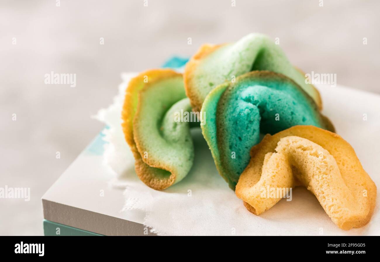 Hausgemachte farbige Glückskekse in einer Reihe mit Kopierplatz. Stockfoto